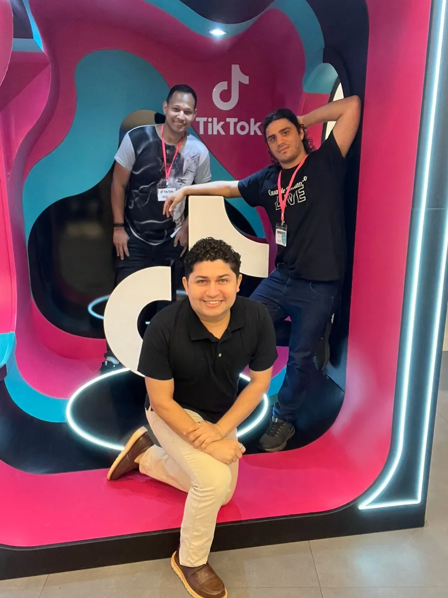 Edu, Jackson e Arthur, da Casa de Romantico LIVE, no escritório do TikTok em São Paulo